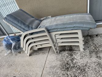 4 Pool Lounger 