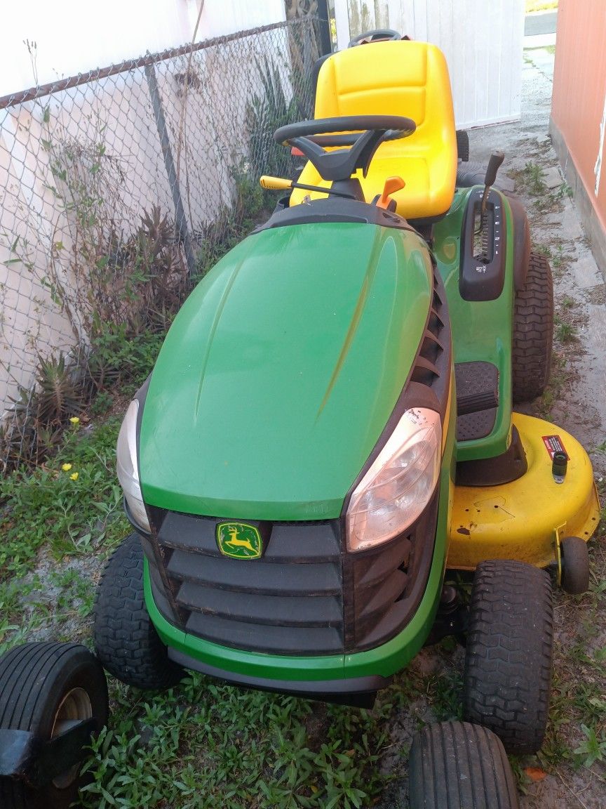 John Deere Riding Mower D130.