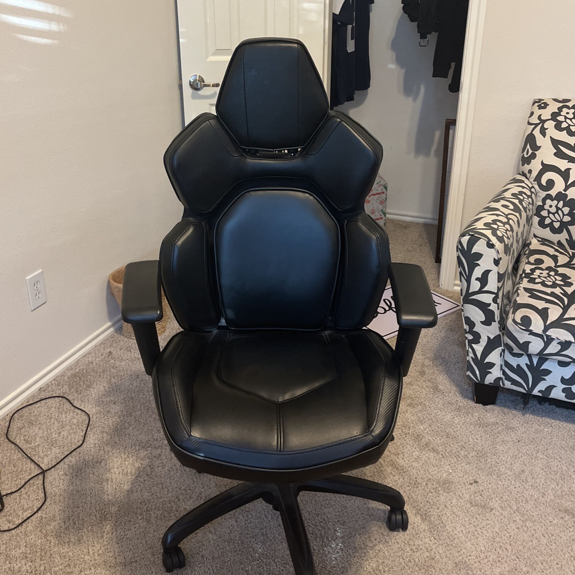 Like new! Office chair For sale! 