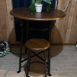 Bar With 2 Stools