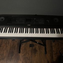 (OPEN TO TRADE/OFFERS) YAMAHA DGX-670 PIANO 