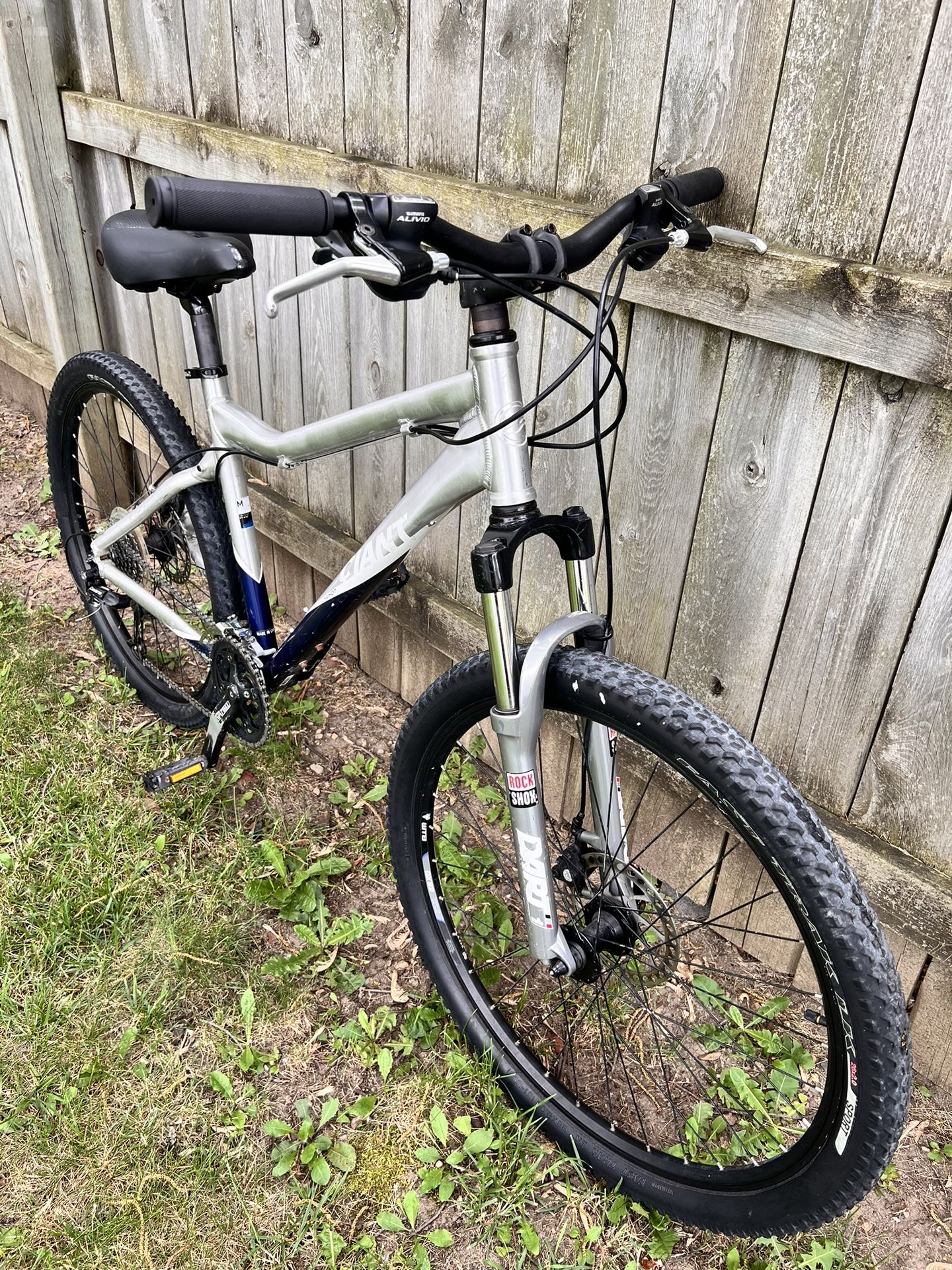 Giant Mountain Bike 26” Wheels Medium Rockshox Shimano 