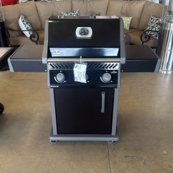 Napoleon Rouge 425 Propane Gas Grill Black R425PK-1