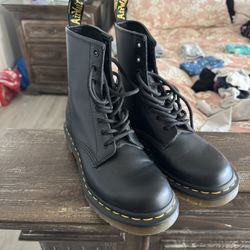 1460 Women’s Dock Martens  Wmn Sz 7