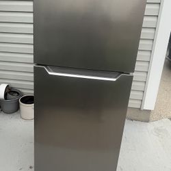 Insignia™ - 10 Cu. Ft. Top-Freezer Refrigerator with Reversible Door and ENERGY STAR Certification - Stainless Steel Look 