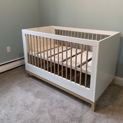 Nestig convertible crib w/ Mattress