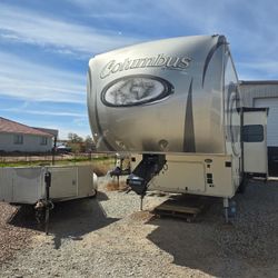 2017 5th Wheel Columbus Palomino 43’ 