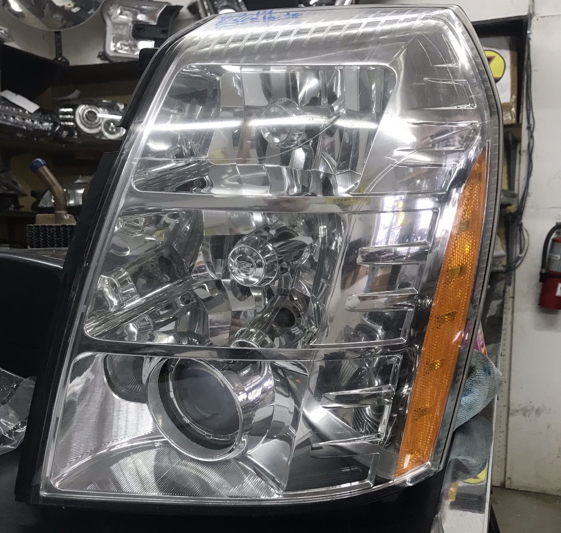 2007 - 2014 Cadillac Escalade LH Headlight Xenon