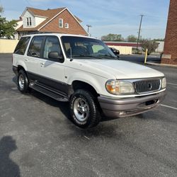 Mercury Mountaineer  4D AWD