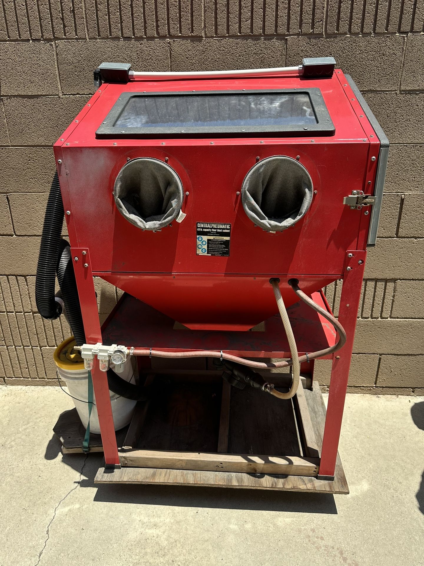 Sandblasting Cabinet With Blasting Media 