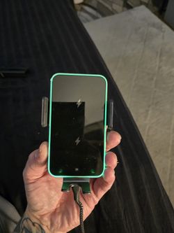 Cell Phone Mount That Has Fast Charging When Holding Phone 