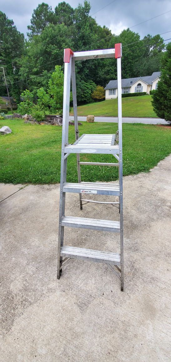 Folding aluminum ladder with platform
