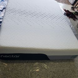 Like New Queen Nectar Premier Memory Foam Mattress 