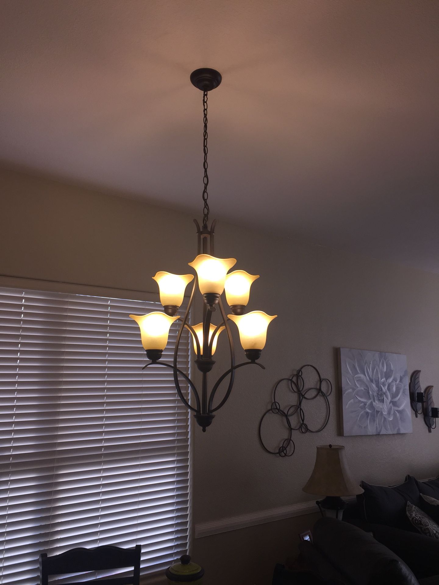 Chandelier with 6 lights !! Beautiful in great condition