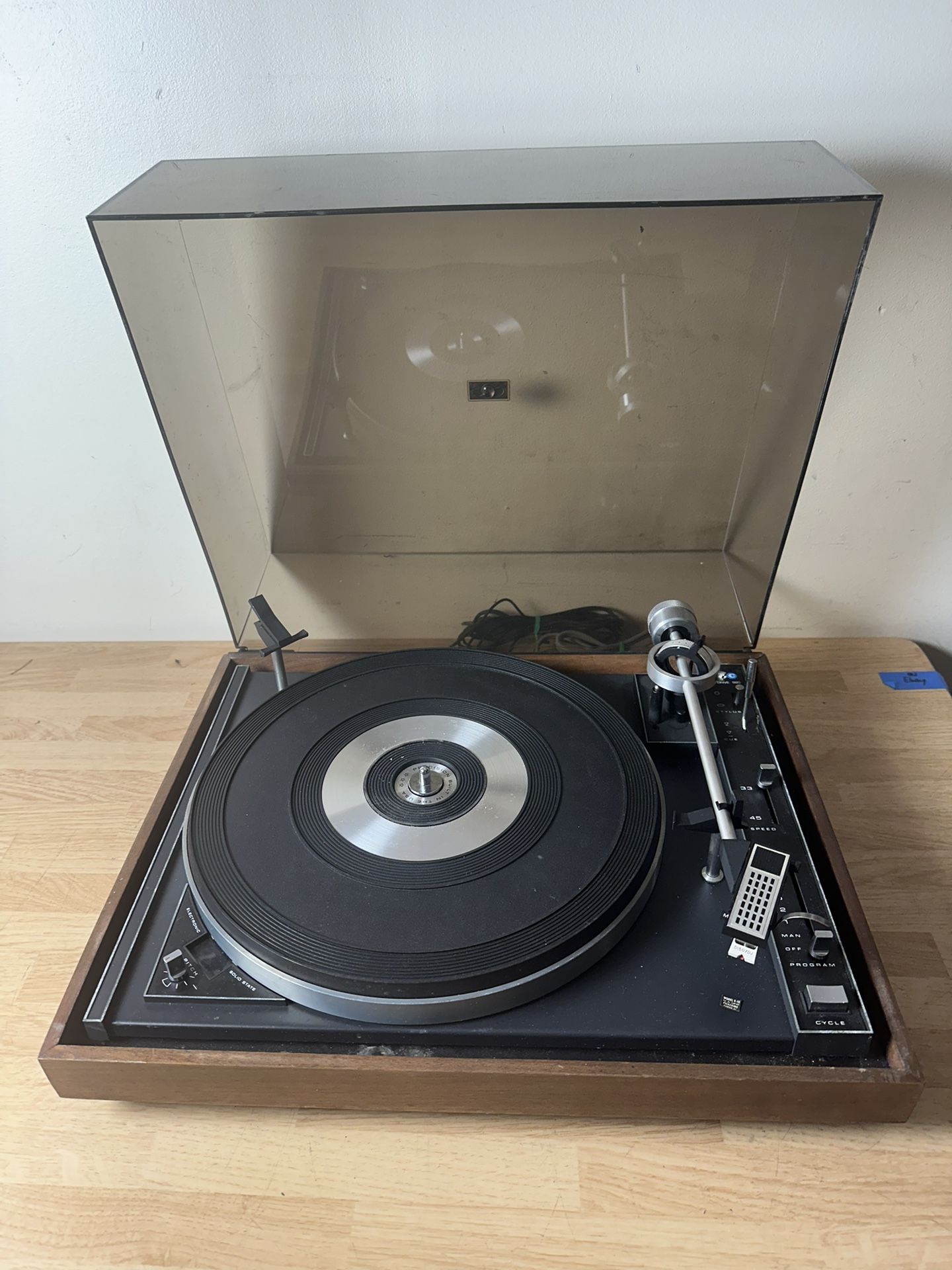 VINTAGE BIC MODEL 980 WOODGRAIN TURNTABLE RECORD PLAYER - BELT DRIVEN W/ DUST COVER - TESTED SEE VIDEO.