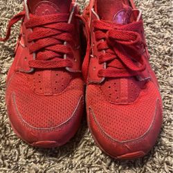 Nike Hurauche Size 4 Youth