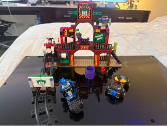 Lego 6857 Super Heroes Jokers Funhouse!