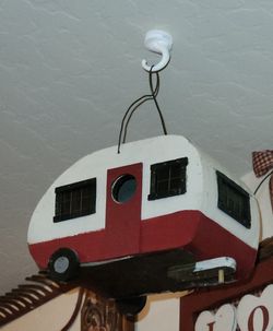 VINTAGE WOODEN TRAILOR MOBILE HOME BIRDHOUSE BIRD HOUSE BIRDSEED BIRD FEEDER YARD FARMHOUSE GARDEN PORCH DECOR