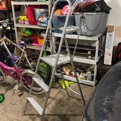 Aluminum Step Ladder Like New 5ft Tall