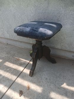 Early 1900s organ stool, swivels
