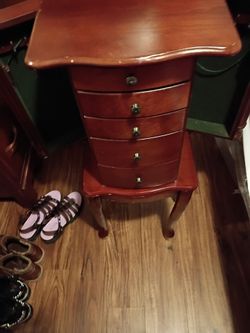 Jewelry box
