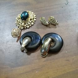 Vintage Jewelery Old Brouch Gold Plated 2 Pairs Earings