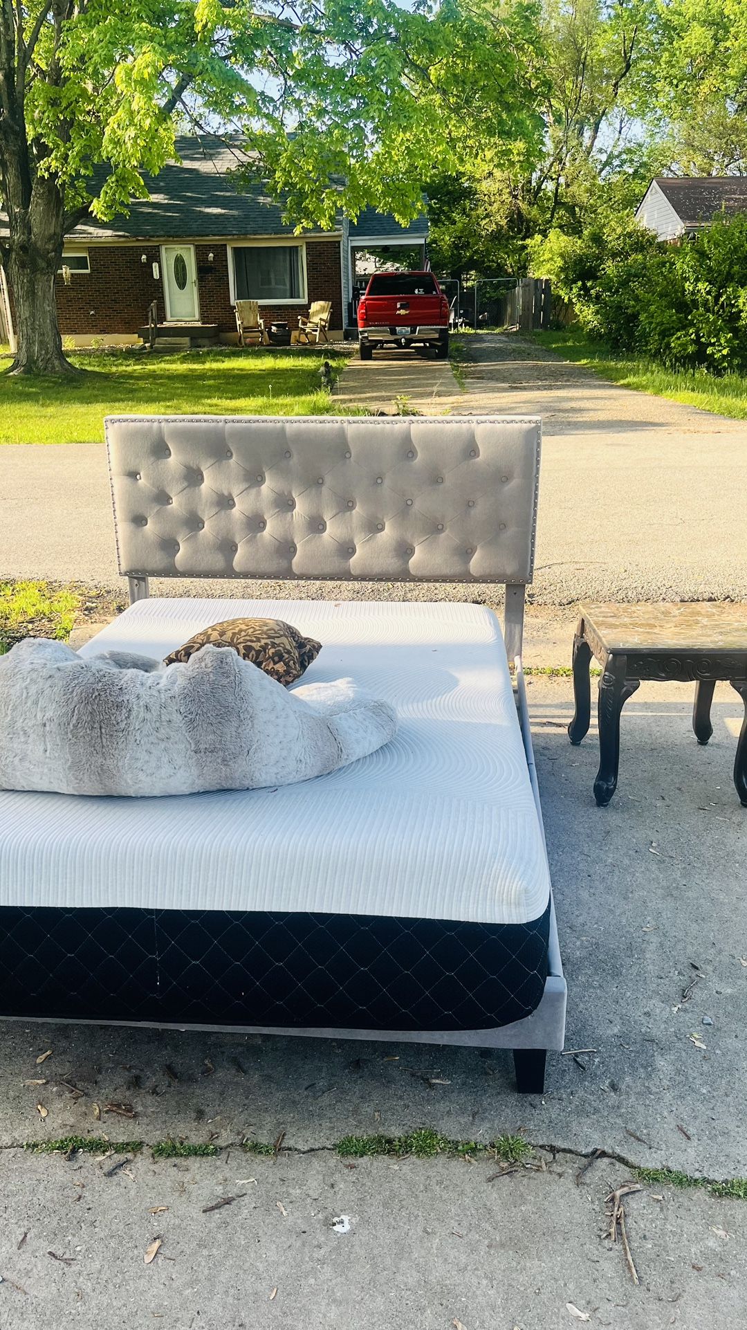 Cama Con Colchón Y Mesita FREE , Gratis