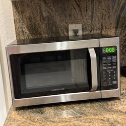 The Farberware Classic 0.7 Cu. Ft. Microwave Oven 