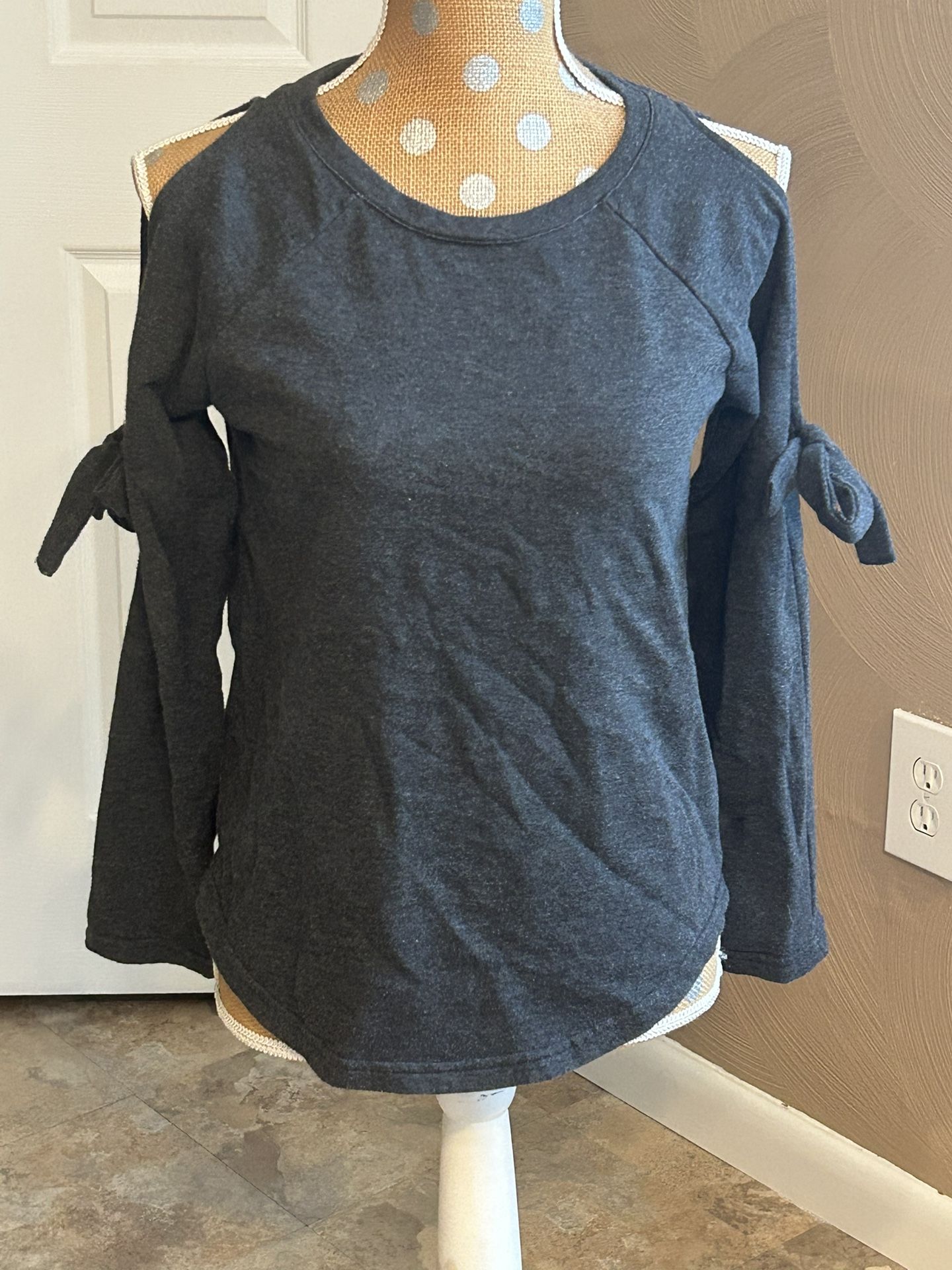 Cable And Gauge Size Small Gray Cold Shoulder Sweatshirt