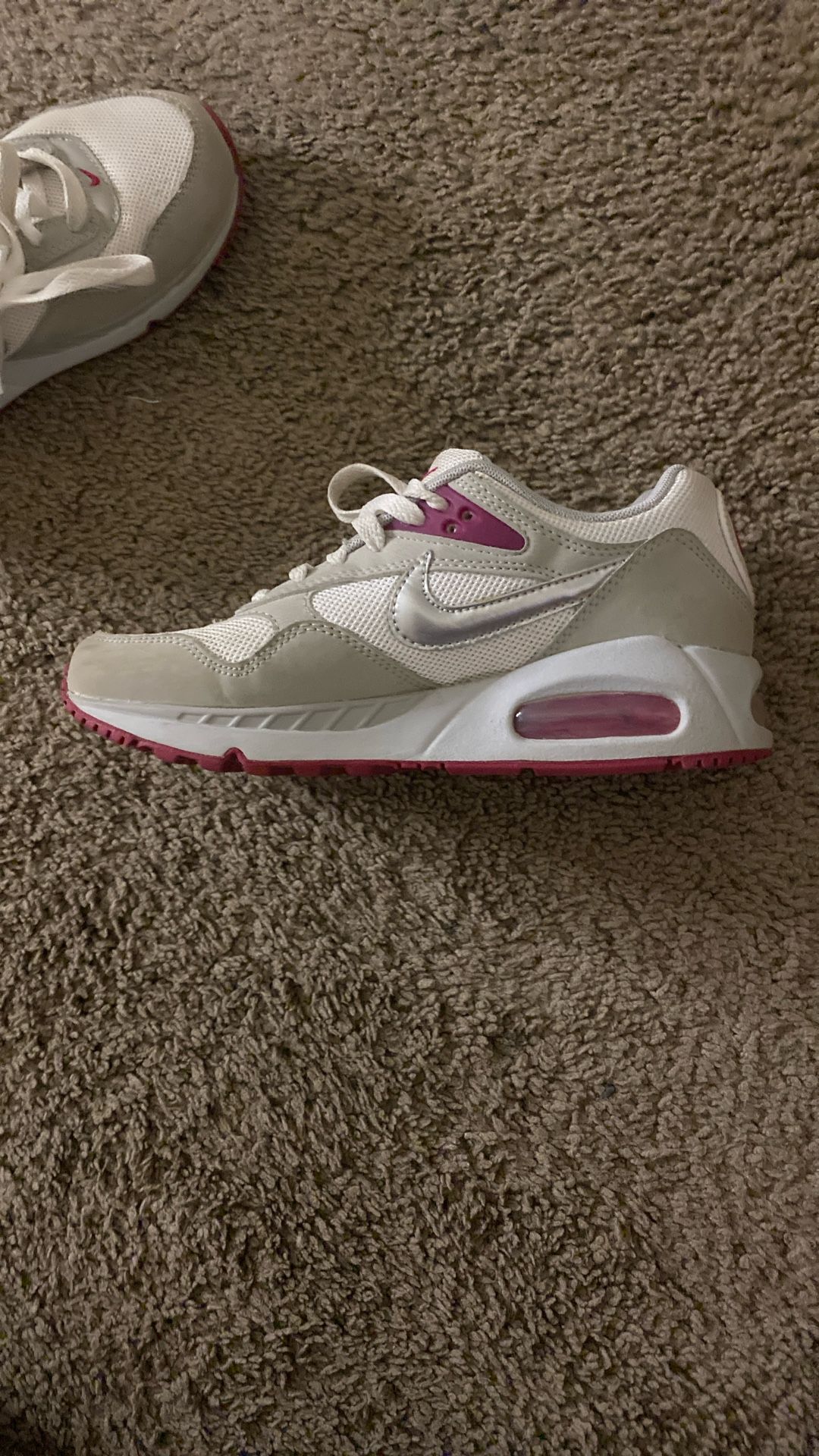 Nike air tennis shoes red/white 6 in women’s