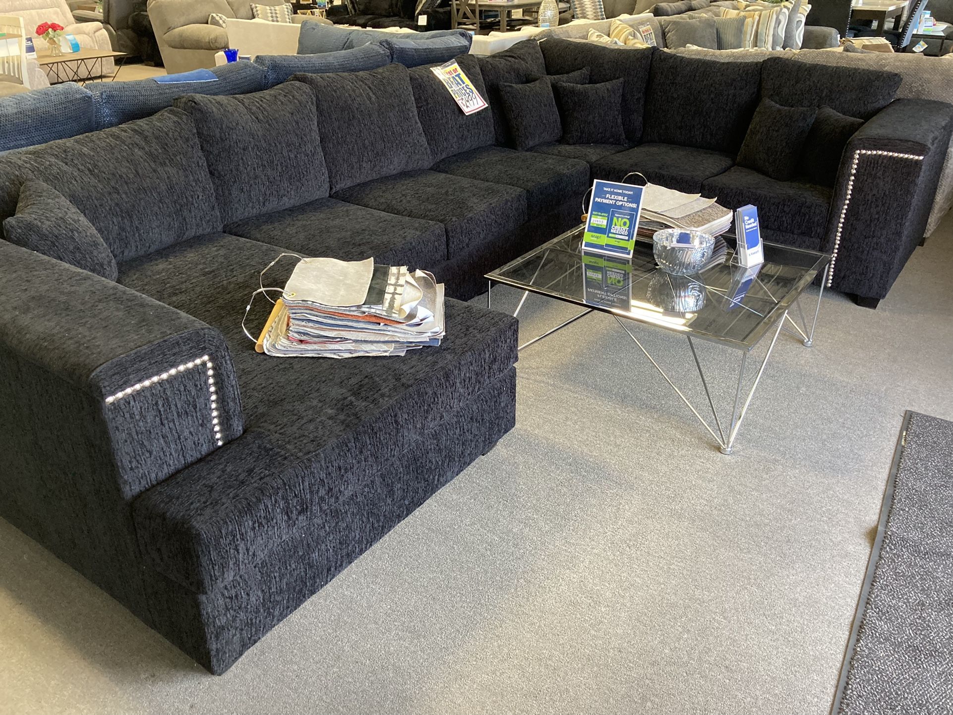 Lovely Sectional ✨🖤 Easy Financing Available ✨🤍 Free Delivery 🚚