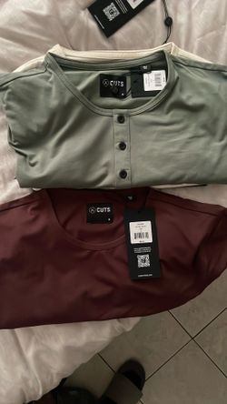 NWT Cuts Men’s Curve Hem Tees Sz Medium