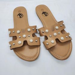 NEW Trary flats Sandals Flip Flops Shoes sz 7 Pearl Studs Women summer beige open toe

Size 7
Brand new
Smoke free and pet free home
