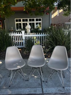 🥐 Eames Molded Plastic Side Chair☕️