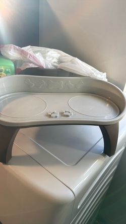 Elevated pet feeding tray