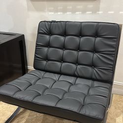 4  Chairs Barcelona Black And Ottoman Icluded 