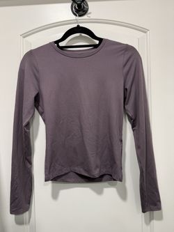Hollister Women's Size Medium Long Sleeve Crewneck Tee in Mauve