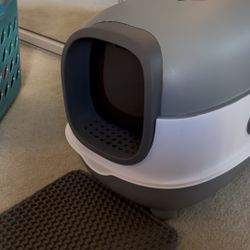 Fully Enclosed Litter Box With Litter Mat