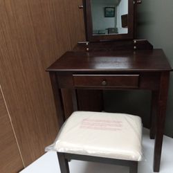 Vanity Table With Seat