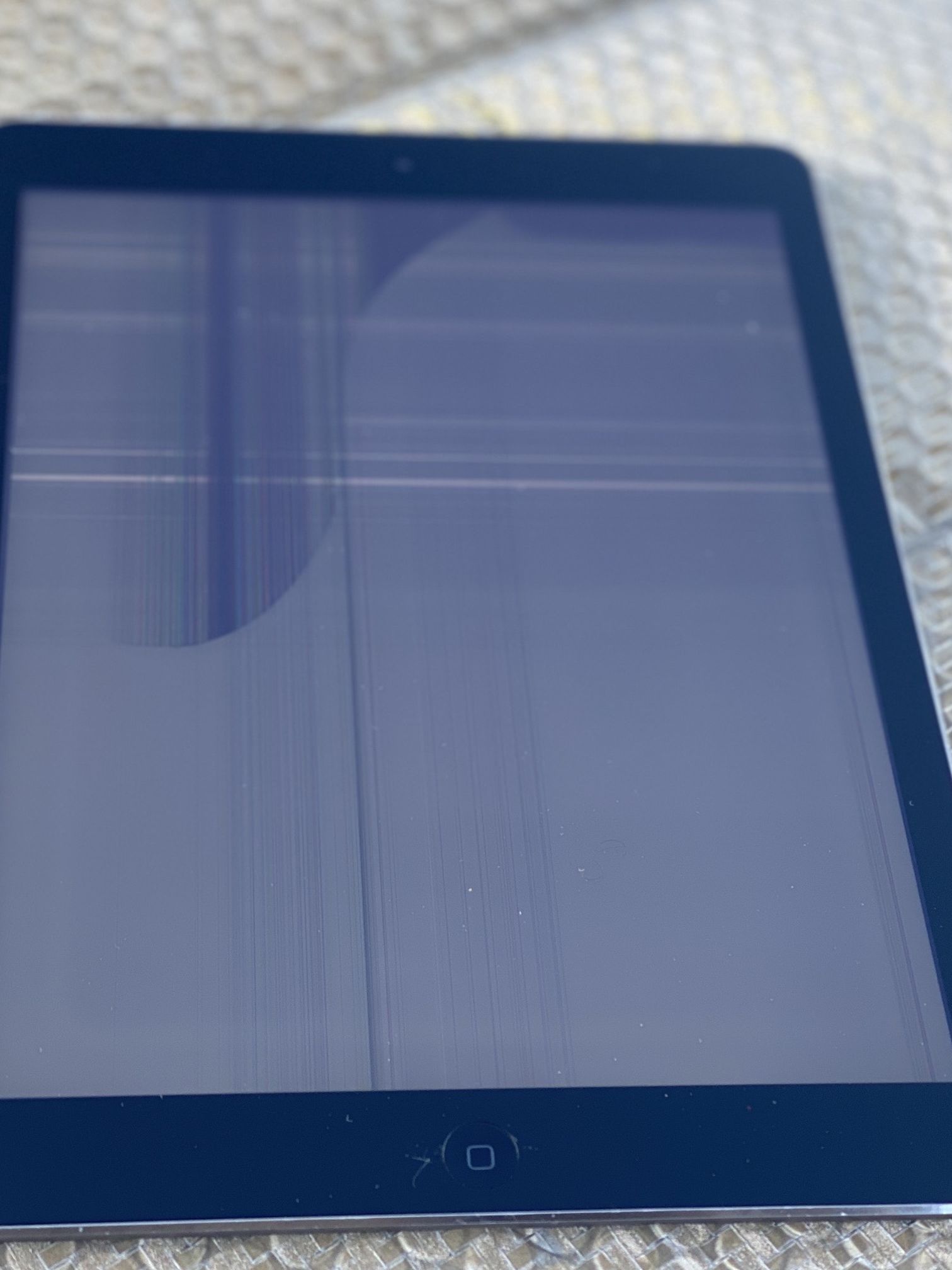 iPad Air 16gb (Wi-Fi) with cracked screen