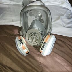 NEW TOP OF LINE GAS MASK. MOST PEOPLE DIE FROM SMOKE INHALATION. OR CO2 POISONING.  THIS WILL PROTECT YOU FROM BOTH.