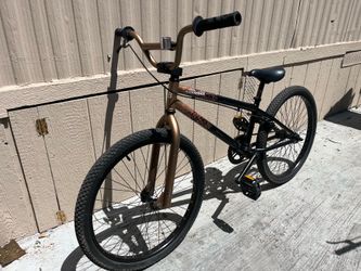nice Diamonback bike everything work good tires size 24 fast bike good condition