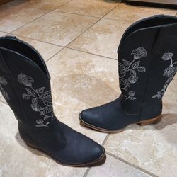 Boots For woman, size 11. Used just For 2 times. $45
Cash