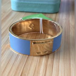 C WONDER GOLD TONE BABY BLUE LETTER INITIAL ( T ) EMBLEM HINGED BRACELET, NWT