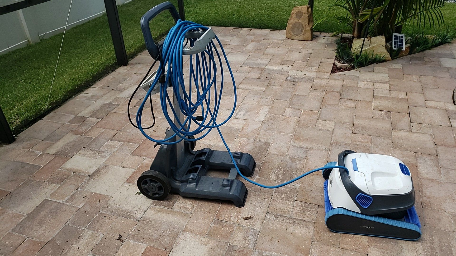 Robotic pool cleaner