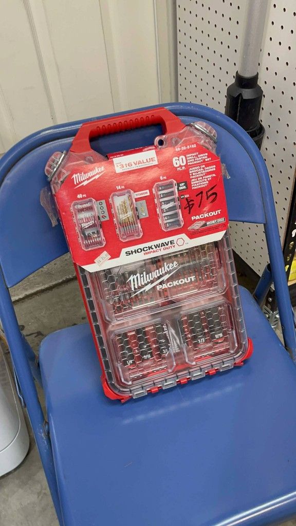 Milwaukee
SHOCKWAVE Impact Duty Alloy Steel Screw Driver Bit Set with
PACKOUT Case (60-Piece)
$75