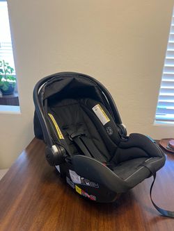 Graco Snugride Lite LX Infant car seat with  2 Graco car seat bases.