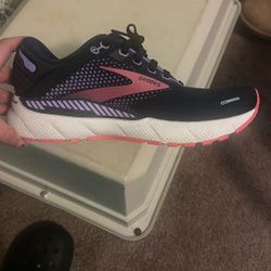 Womens Brooks Sneakers 