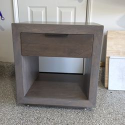 End table 24 x 29 x26h