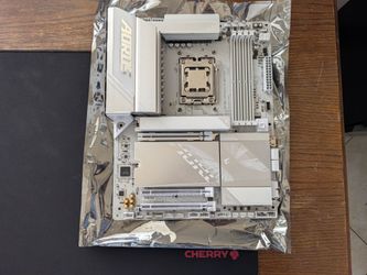 AMD Ryzen 7 7700 CPU + Gigabyte X870e Aorus Elite Wifi7 Ice ATX AM5 Motherboard Combo